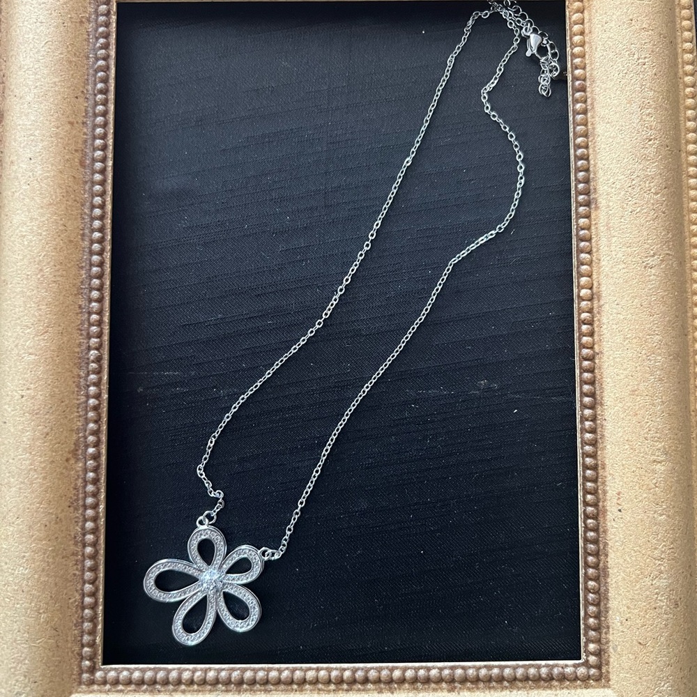 Elegant Silver and Black Flower Pendant Necklace
